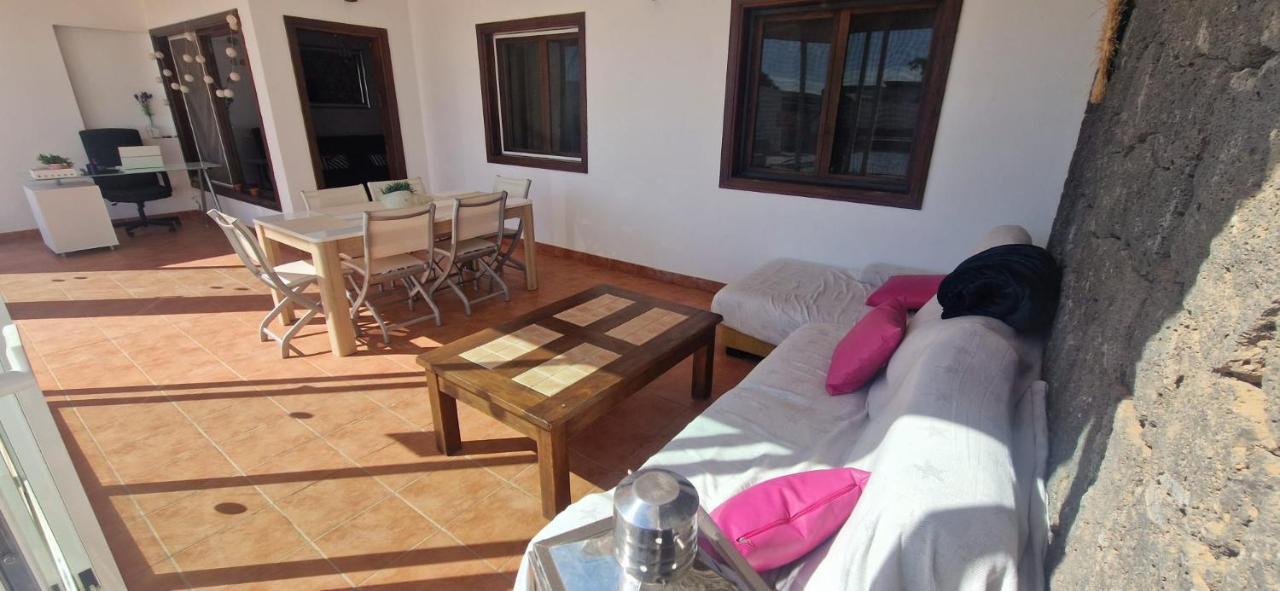 Baroli Villa Nepal. Jardín y piscina privada. Playa Blanca  Exterior foto