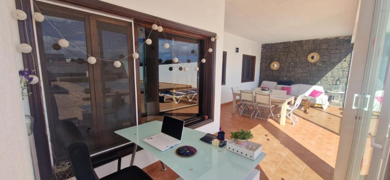 Baroli Villa Nepal. Jardín y piscina privada. Playa Blanca  Exterior foto