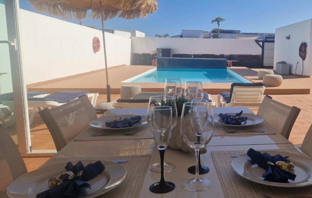 Baroli Villa Nepal. Jardín y piscina privada. Playa Blanca  Exterior foto